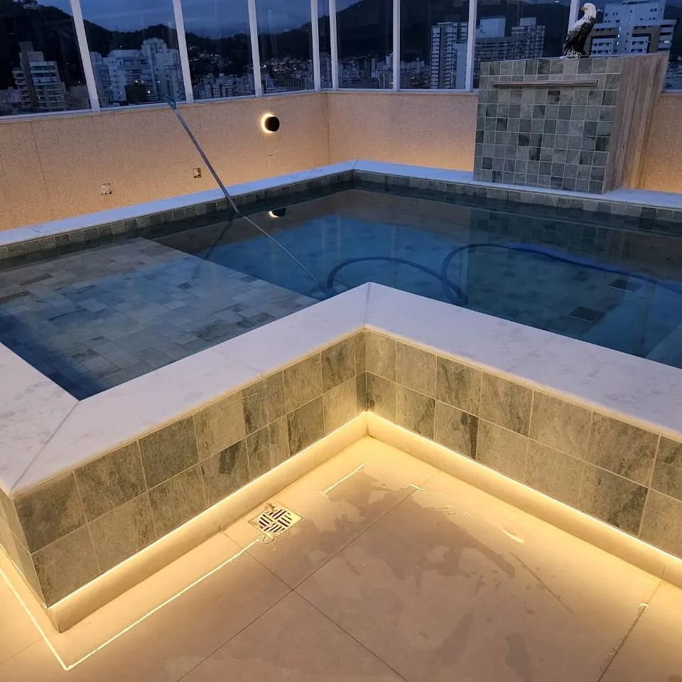Borda e entorno de piscina em pedra